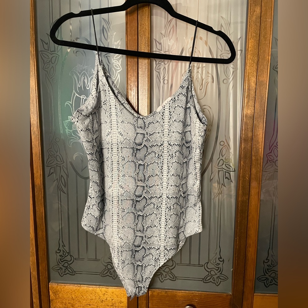 Gaze Gray Leopard Print Bodysuit